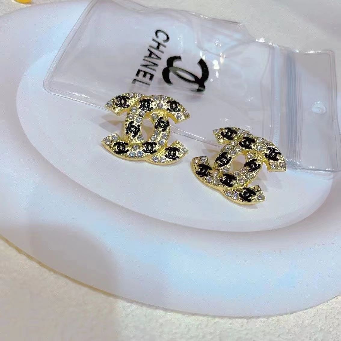 Small fragrant diamond pearl Earrings product image 17, provided for visual reference and product detail review