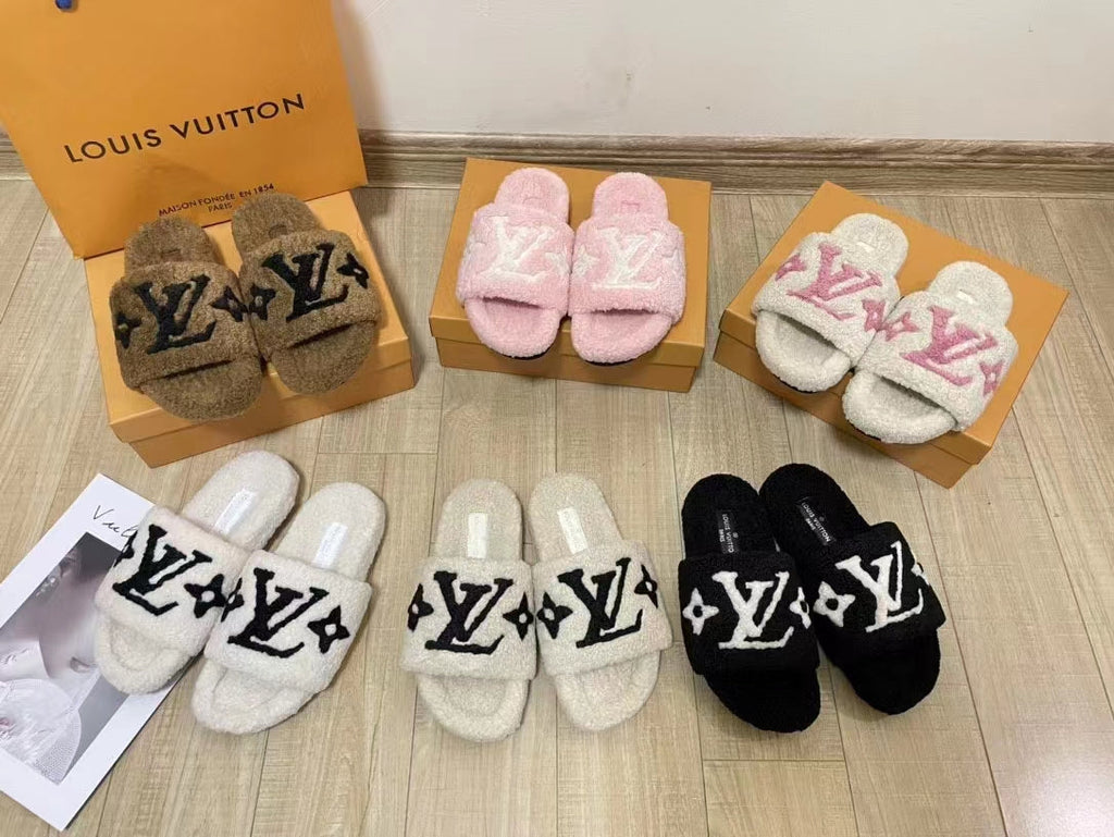2023 VL Autumn and Winter lamb hair slippers product image 1, provided for visual reference and product detail review