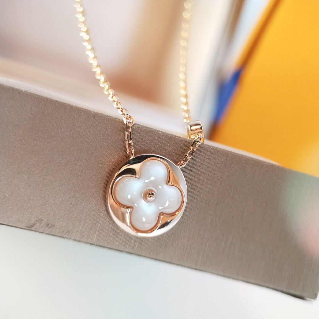 High-Quality Mother-of-Pearl and Diamond Necklace product image 3, provided for visual reference and product detail review