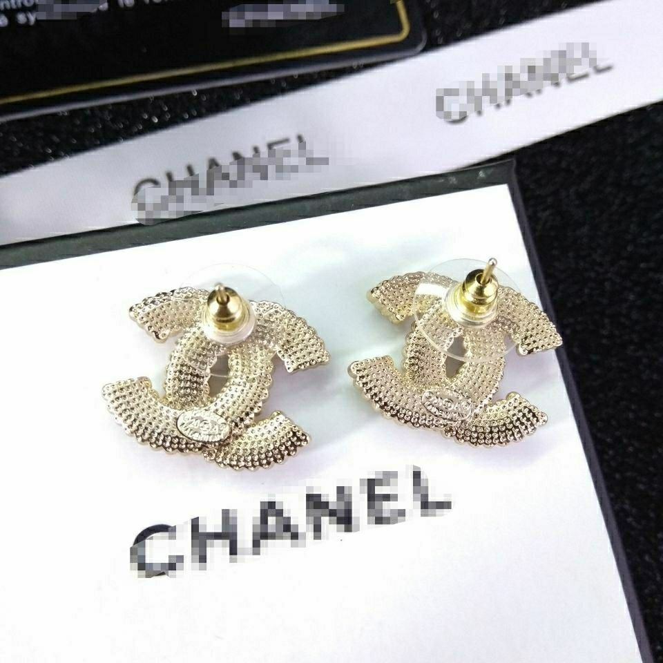 Small fragrant pearl rhinestone stud earrings product image 3, provided for visual reference and product detail review