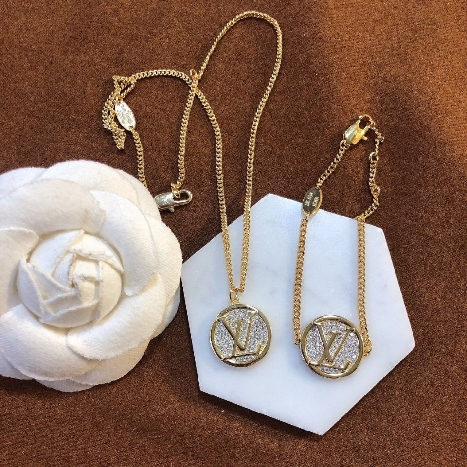 New diamond-set necklace product image 1, provided for visual reference and product detail review