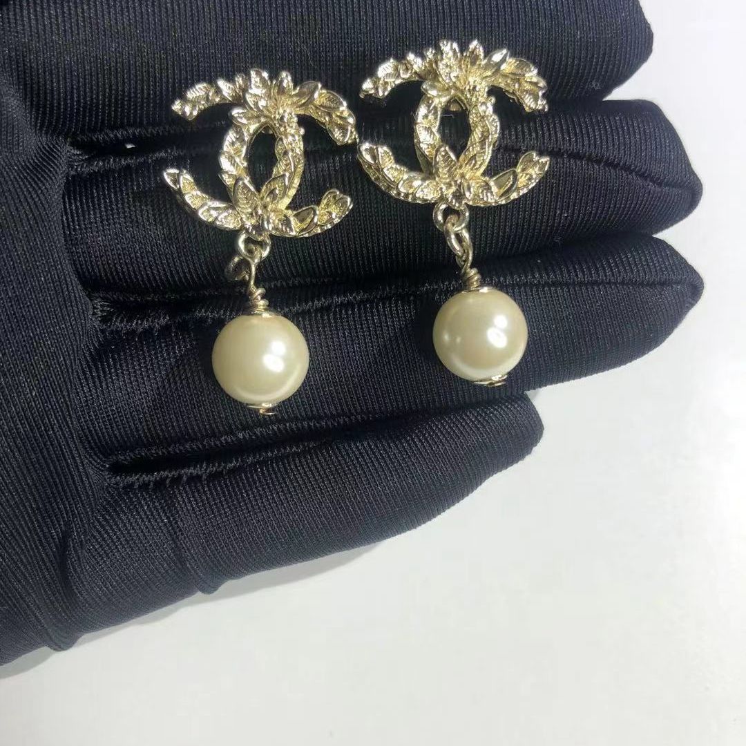 Zircon inlaid pearl steel needle earrings product image 16, provided for visual reference and product detail review