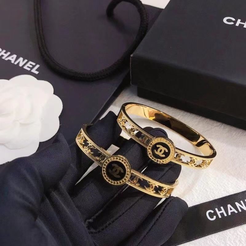 2022 Luxury Color Contrast Double C Bracelet product image 6, provided for visual reference and product detail review