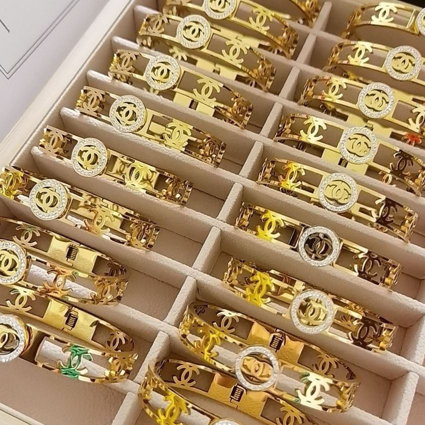 2022 Luxury Color Contrast Double C Bracelet product image 1, provided for visual reference and product detail review