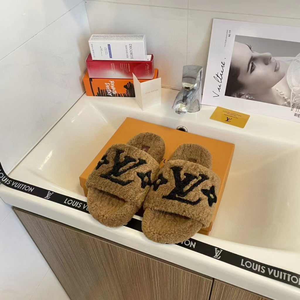 2023 VL Autumn and Winter lamb hair slippers product image 2, provided for visual reference and product detail review