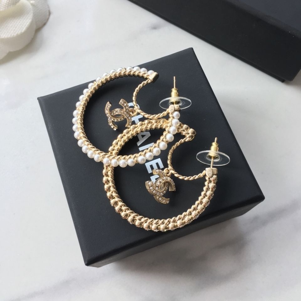 Asymmetric pearl rhinestone earrings product image 5, provided for visual reference and product detail review