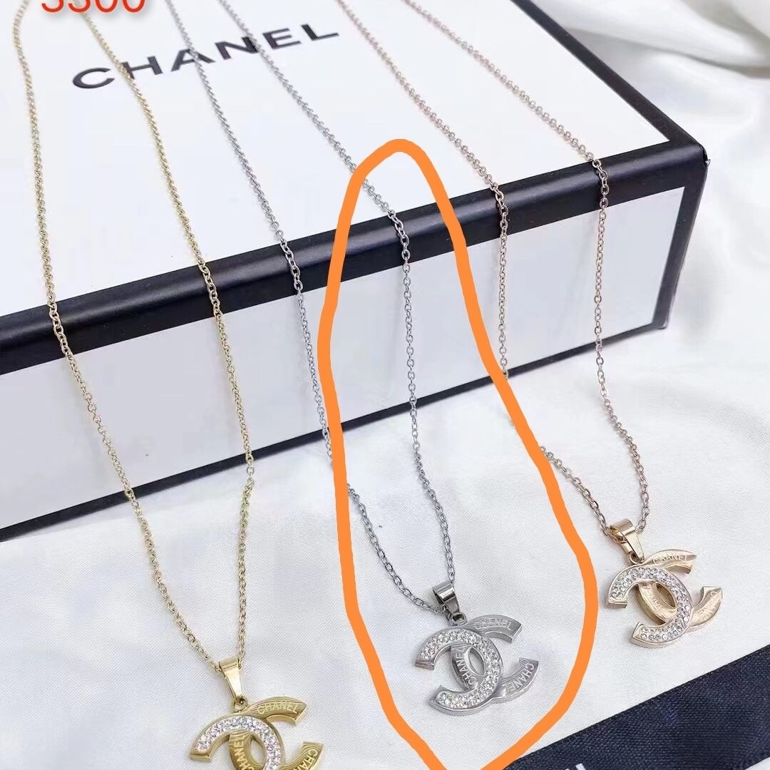 Titanium small fragrance necklace product image 9, provided for visual reference and product detail review