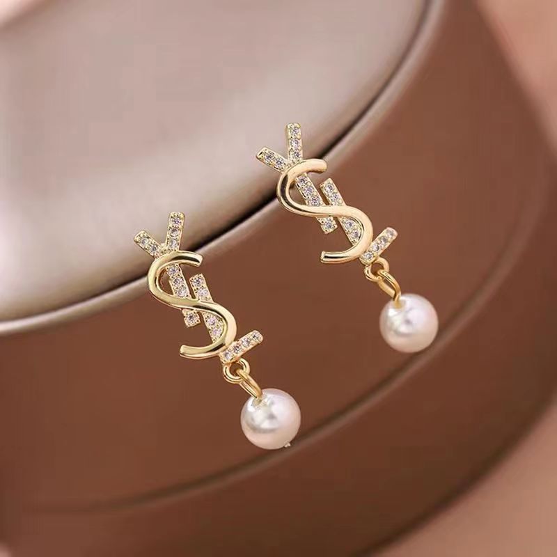Small fragrant diamond pearl earrings product image 2, provided for visual reference and product detail review