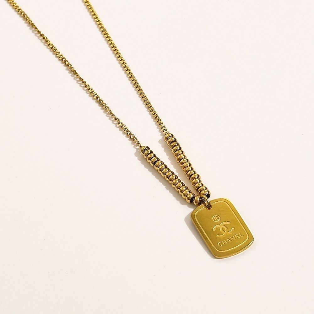 Fragrance/three-sided three-dimensional letter necklace product image 8, provided for visual reference and product detail