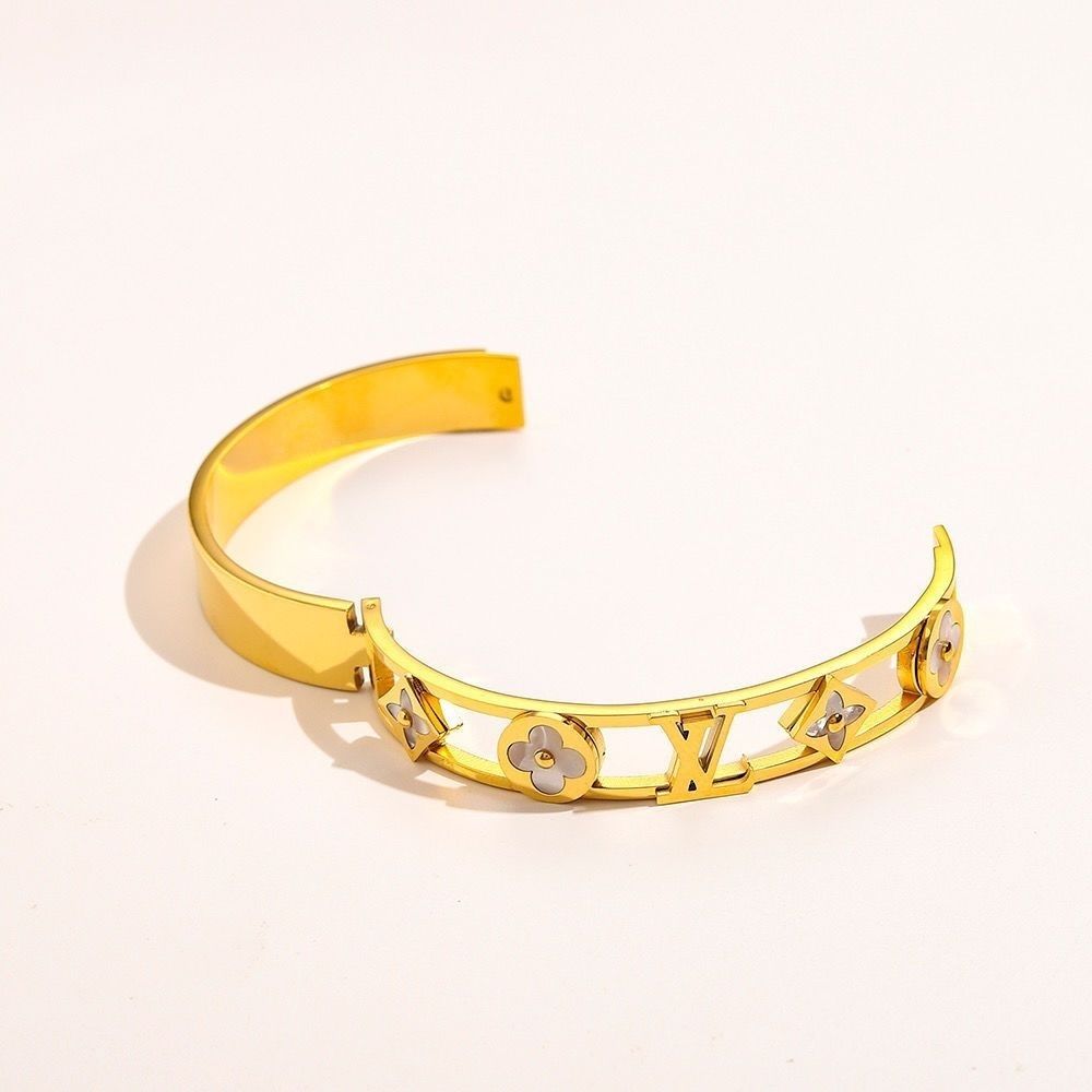 2022 titanium steel four-leaf clover bracelet product image 5, provided for visual reference and product detail review
