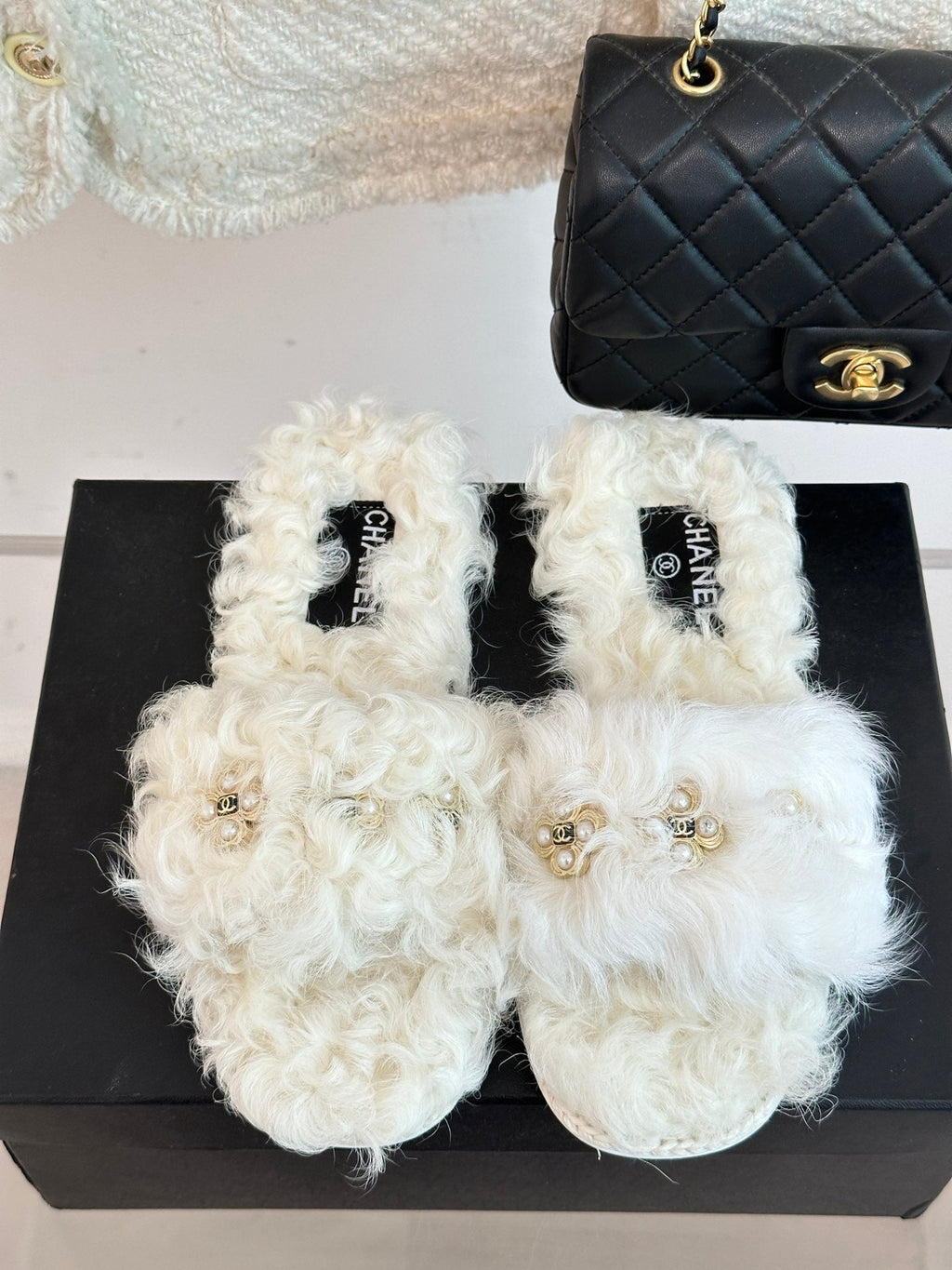 2023 CC Pure wool double C four-leaf clover fur slippers-S28 product image 2, provided for visual reference and product
