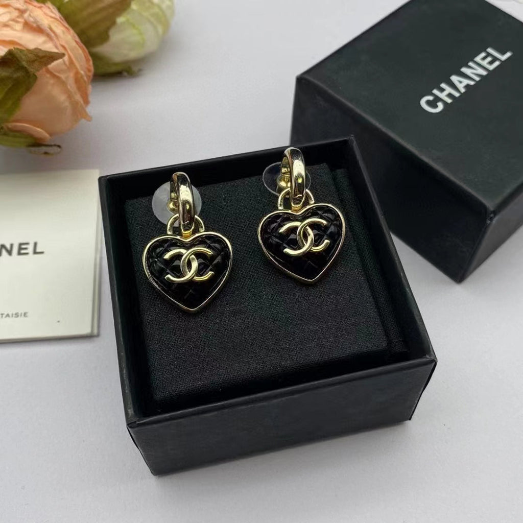 Small fragrant diamond pearl earrings product image 5, provided for visual reference and product detail review