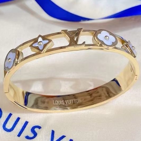 2022 titanium steel four-leaf clover bracelet product image 2, provided for visual reference and product detail review