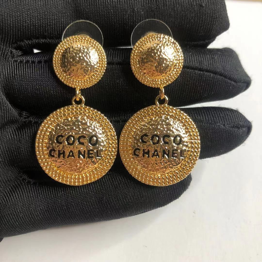 (C earrings) Small fragrant vintage earrings product image 6, provided for visual reference and product detail review
