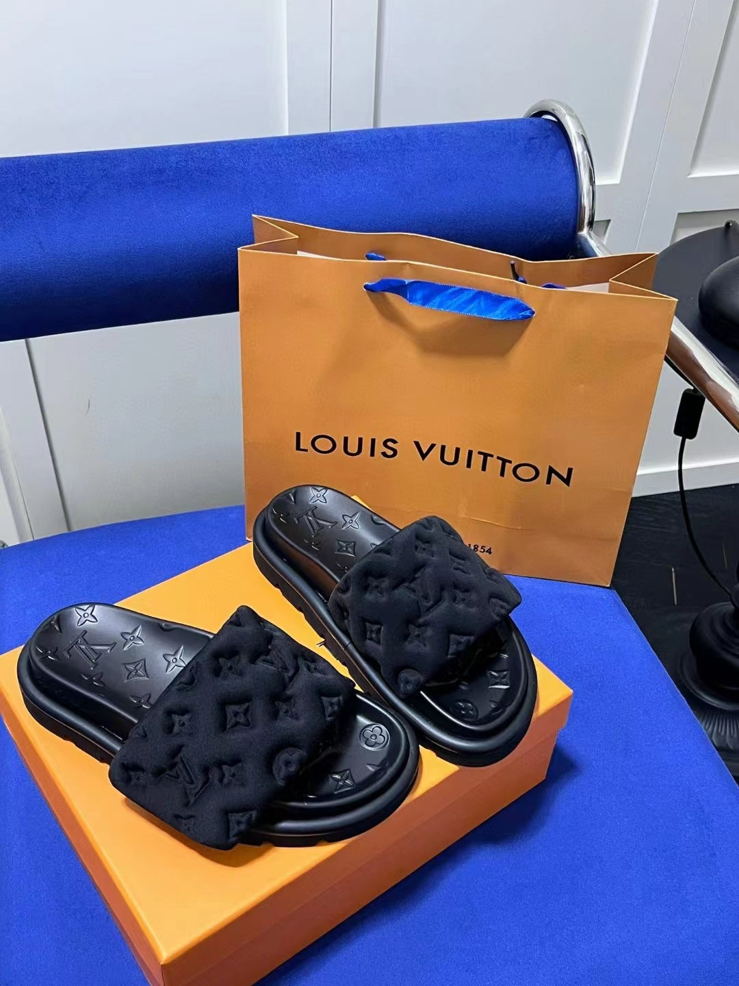 2023 VL Lovers' embossed slippers product image 2, provided for visual reference and product detail review