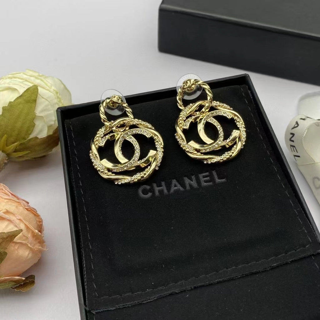 Small fragrant diamond pearl earrings product image 2, provided for visual reference and product detail review