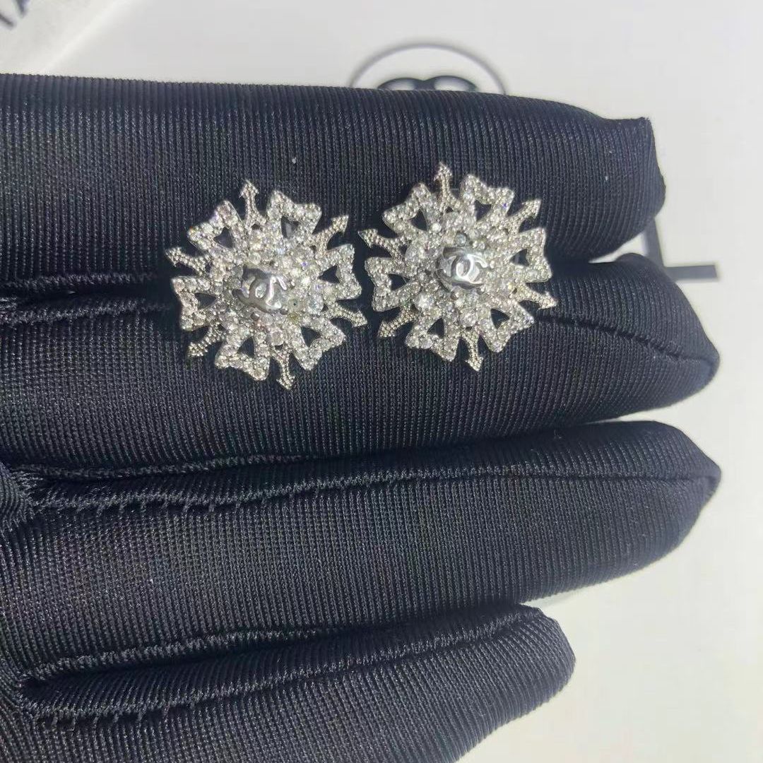 Zircon inlaid pearl steel needle earrings product image 25, provided for visual reference and product detail review