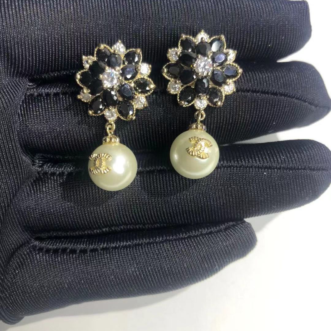 Zircon inlaid pearl steel needle earrings product image 7, provided for visual reference and product detail review