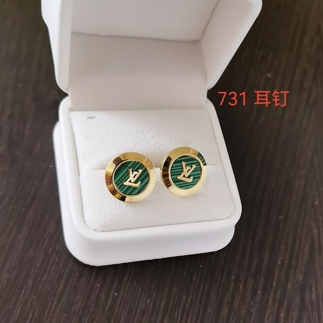2022 new letter VL vintage necklace product image 7, provided for visual reference and product detail review
