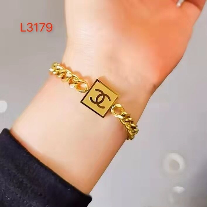 C letter D bracelet titanium steel hand ornament product image 3, provided for visual reference and product detail review