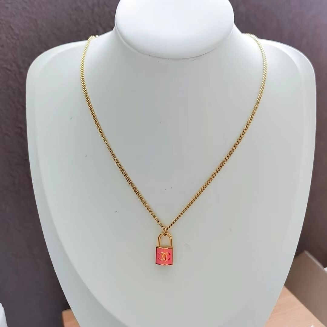 Clover pendant necklace product image 4, provided for visual reference and product detail review