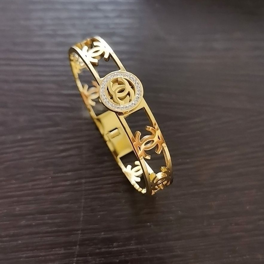 2022 Luxury Color Contrast Double C Bracelet product image 7, provided for visual reference and product detail review