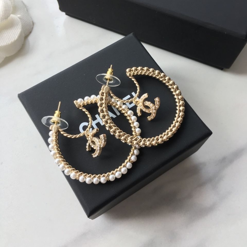 Asymmetric pearl rhinestone earrings product image 3, provided for visual reference and product detail review