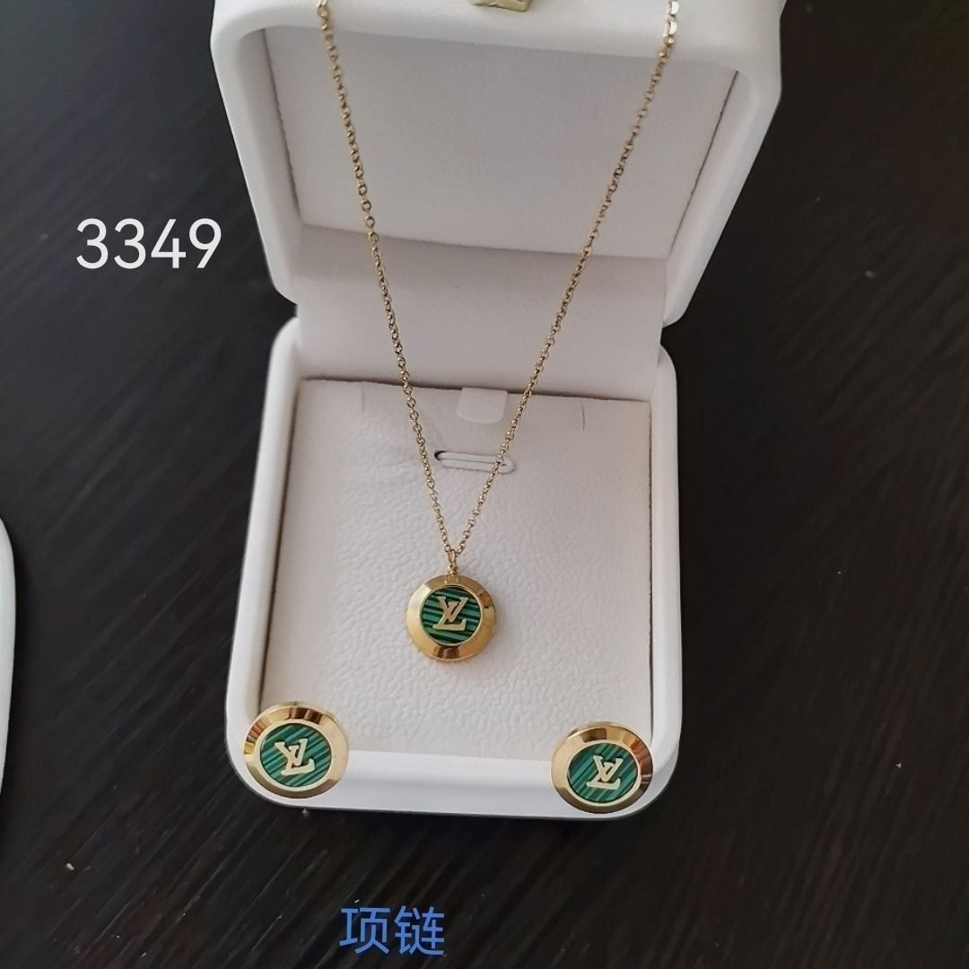 2022 new letter VL vintage necklace product image 3, provided for visual reference and product detail review