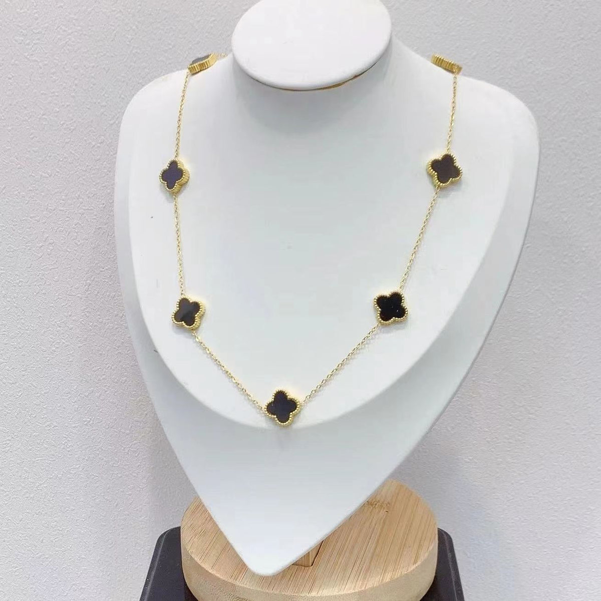 2023 New Fashion Clover Necklace product image 3, provided for visual reference and product detail review
