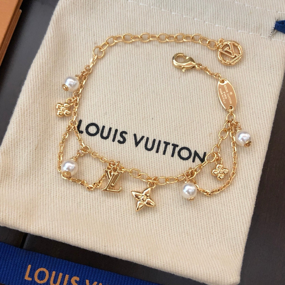 Golden Flower Pearl Bracelet & Necklace product image 4, provided for visual reference and product detail review