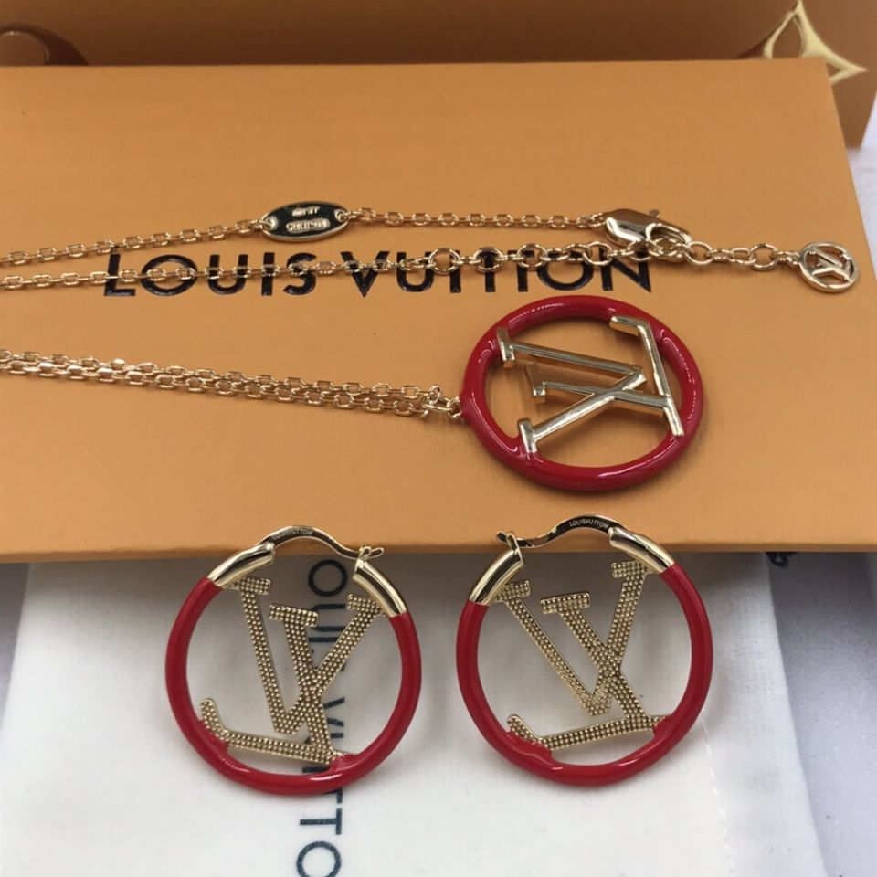 Alphabetical circle necklace product image 1, provided for visual reference and product detail review