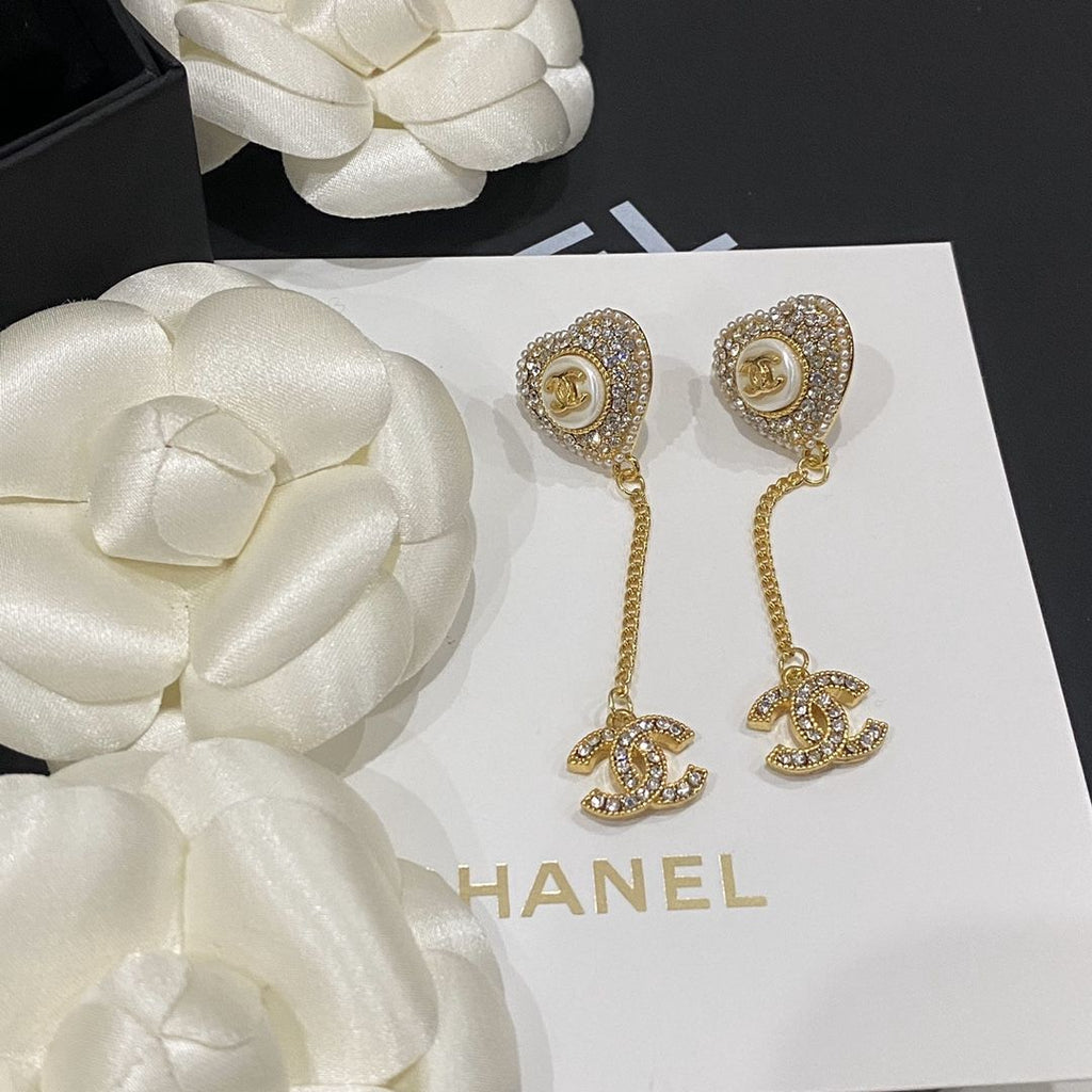 Small fragrant diamond pearl earrings product image 5, provided for visual reference and product detail review