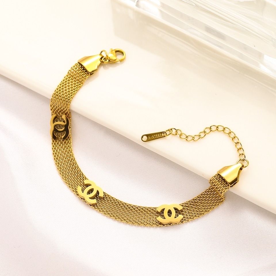 Bracelet double C luxury bracelet product image 9, provided for visual reference and product detail review