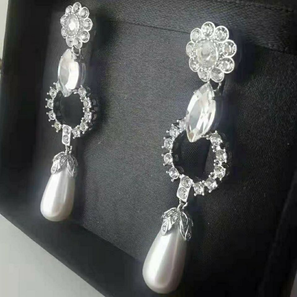 Diamond-set stud earrings product image 4, provided for visual reference and product detail review