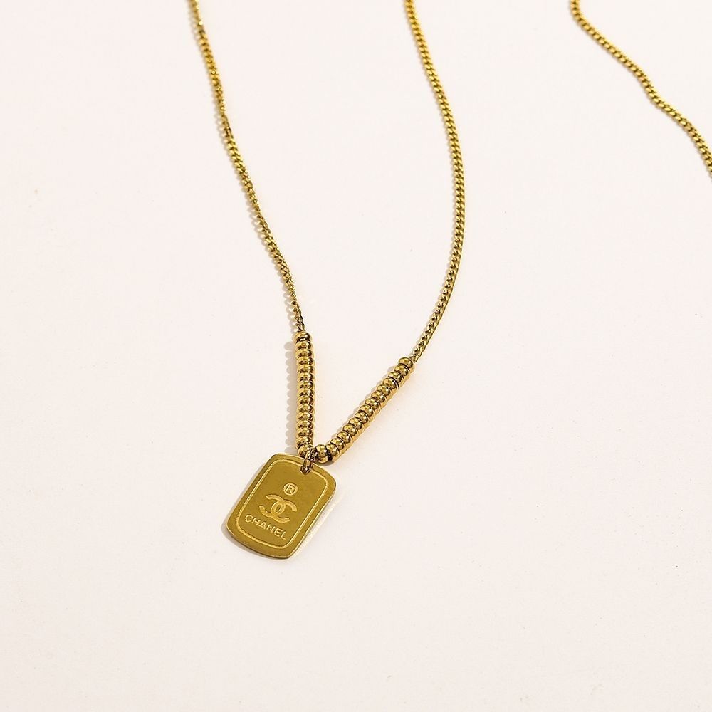 Fragrance/three-sided three-dimensional letter necklace product image 3, provided for visual reference and product detail