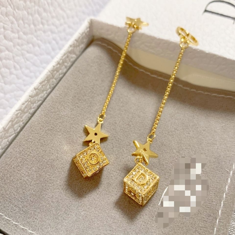 Full of letters and star earrings product image 1, provided for visual reference and product detail review