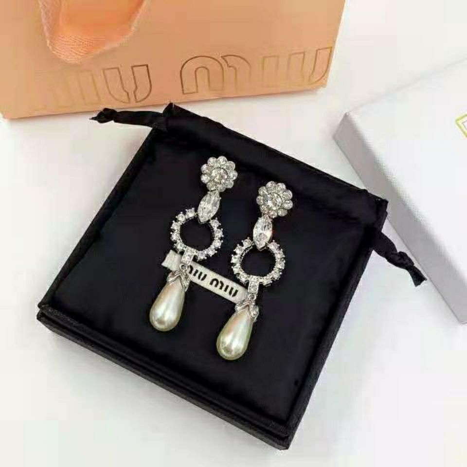 Diamond-set stud earrings product image 5, provided for visual reference and product detail review
