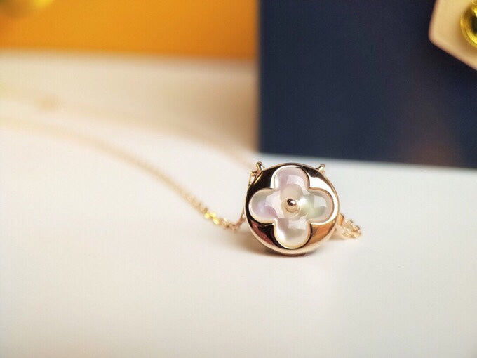 High-Quality Mother-of-Pearl and Diamond Necklace product image 5, provided for visual reference and product detail review