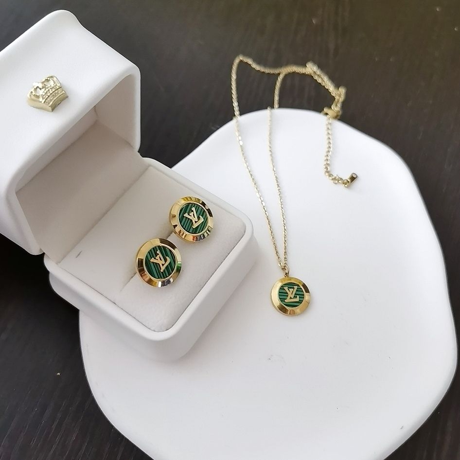 2022 new letter VL vintage necklace product image 6, provided for visual reference and product detail review