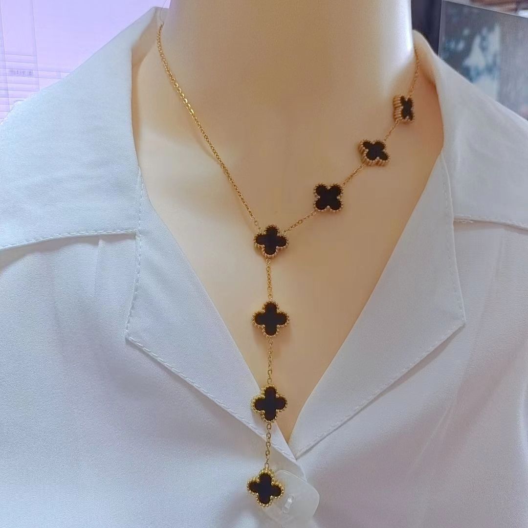 2023 New Fashion Clover Necklace product image 2, provided for visual reference and product detail review