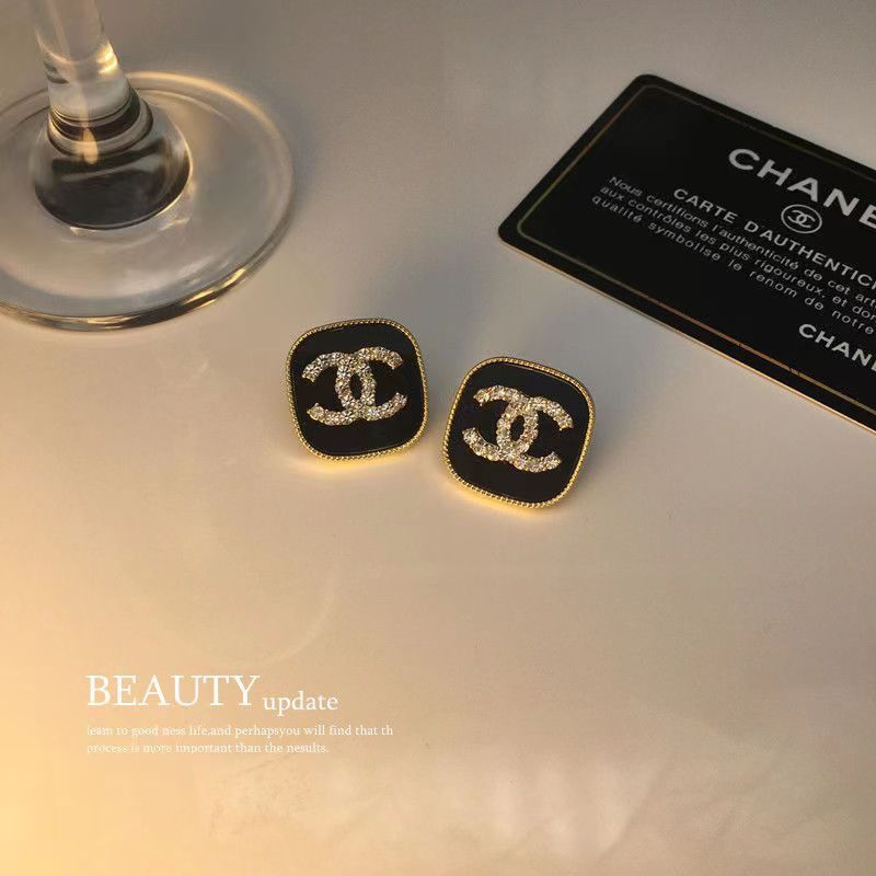 Small fragrant diamond pearl Earrings product image 23, provided for visual reference and product detail review