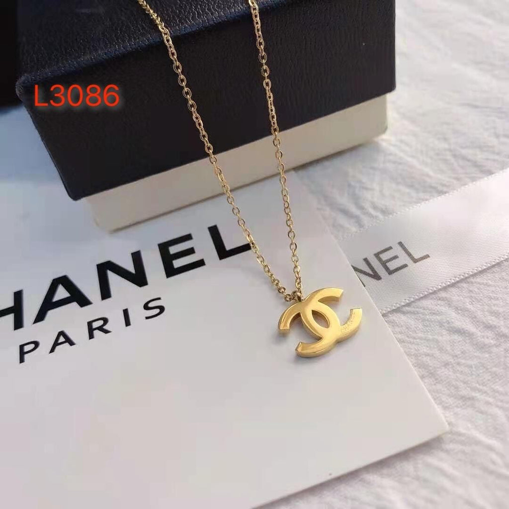 Clover pendant necklace product image 5, provided for visual reference and product detail review