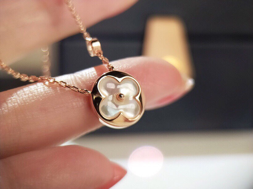 High-Quality Mother-of-Pearl and Diamond Necklace product image 6, provided for visual reference and product detail review