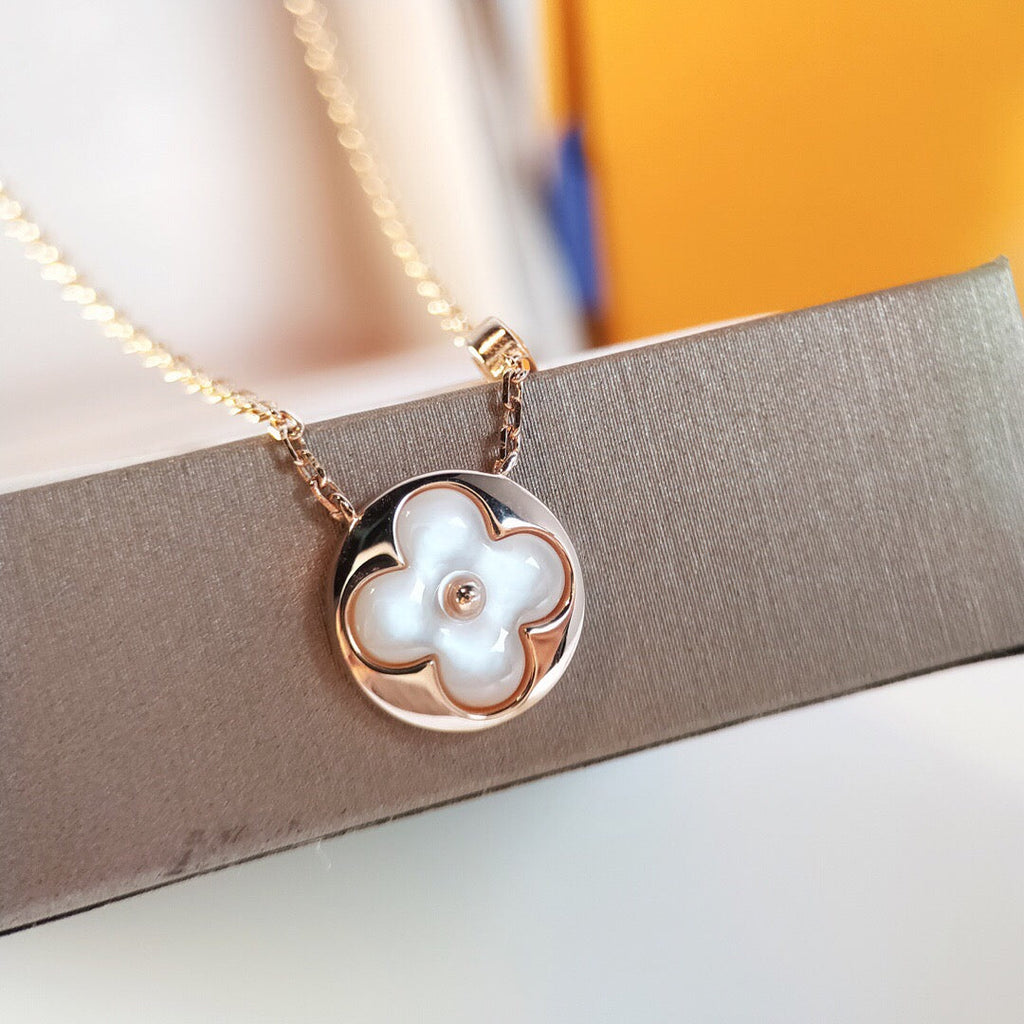 High-Quality Mother-of-Pearl and Diamond Necklace product image 2, provided for visual reference and product detail review