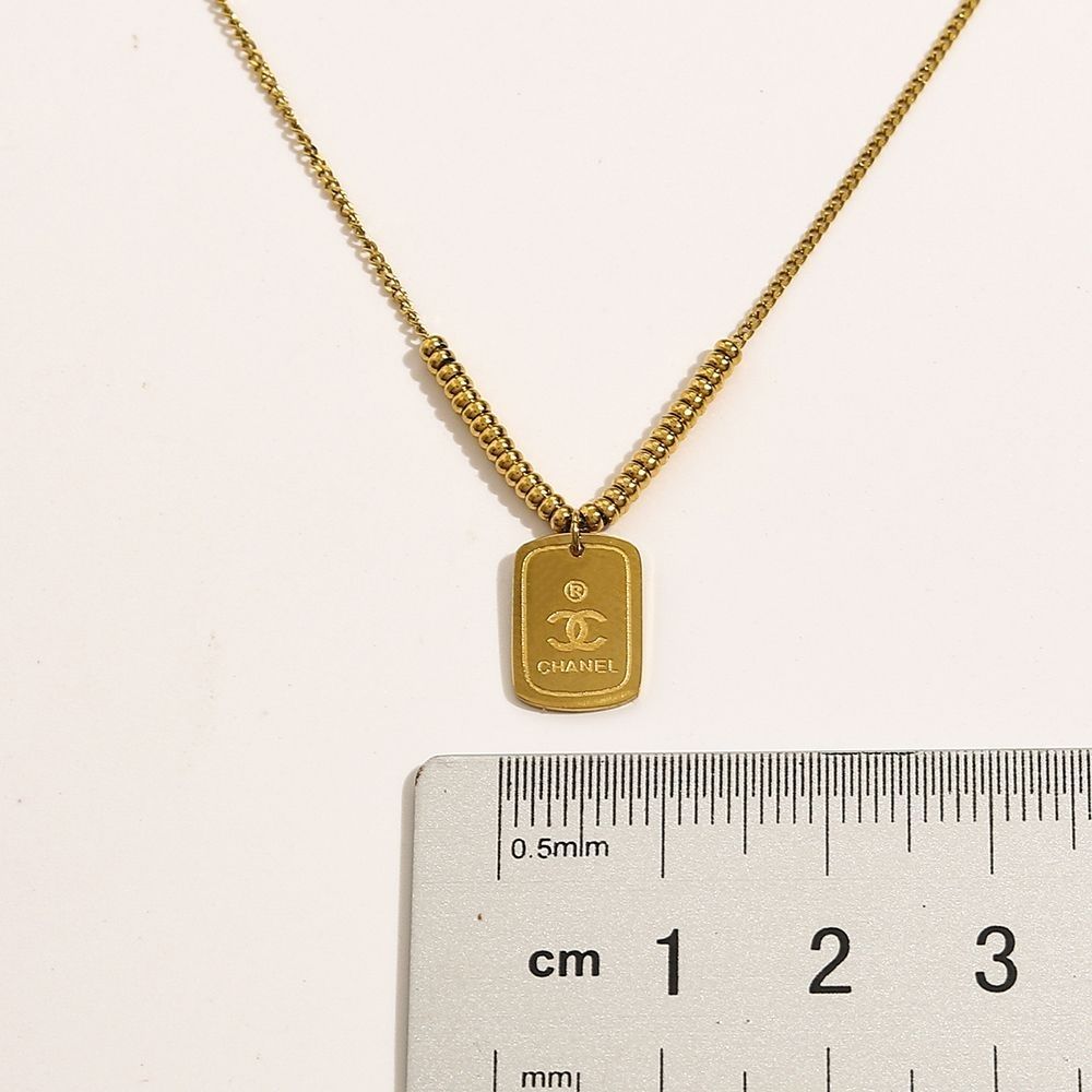 Fragrance/three-sided three-dimensional letter necklace product image 4, provided for visual reference and product detail