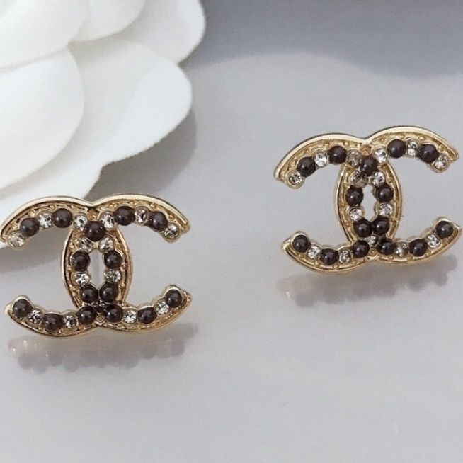 Luxury earrings product image 3, provided for visual reference and product detail review