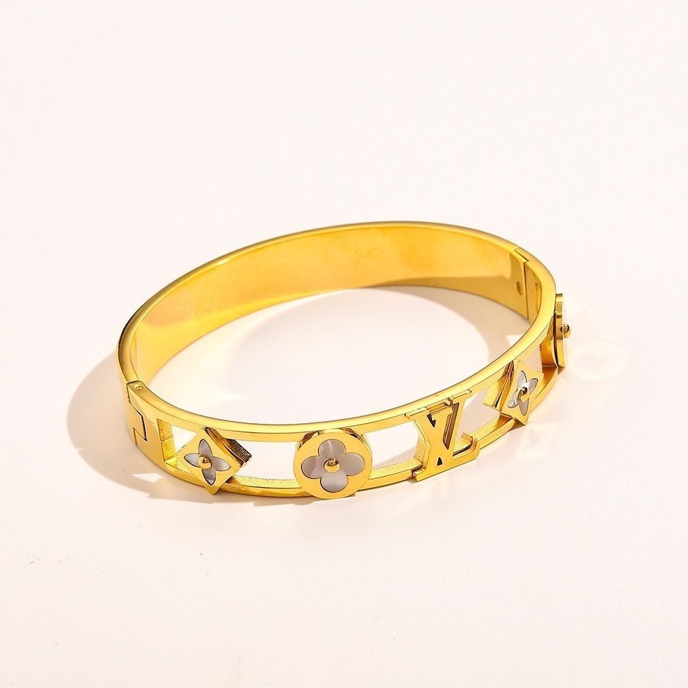 2022 titanium steel four-leaf clover bracelet product image 4, provided for visual reference and product detail review