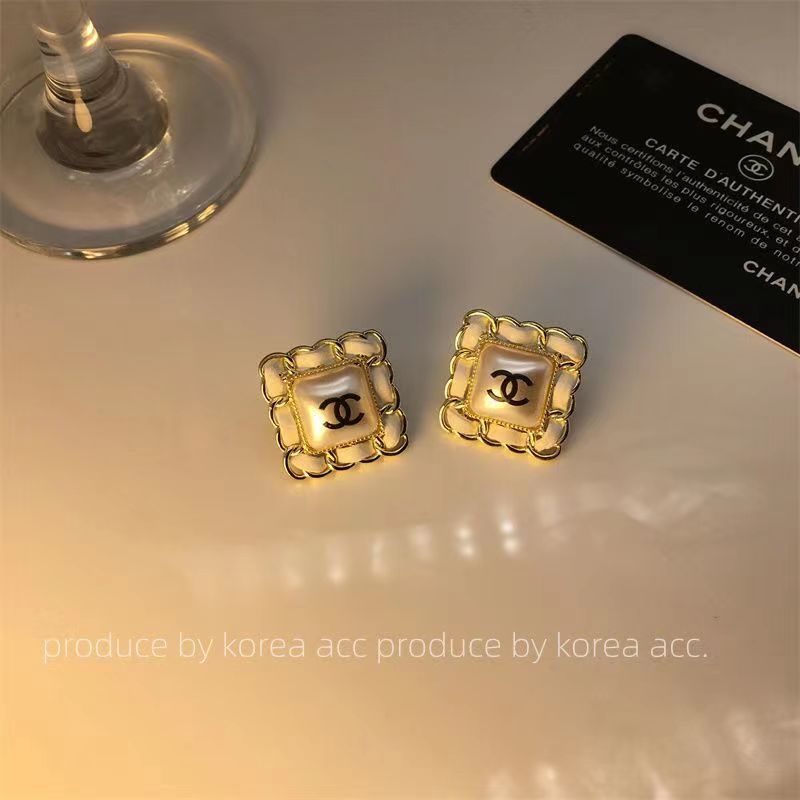 Small fragrant diamond pearl Earrings product image 3, provided for visual reference and product detail review