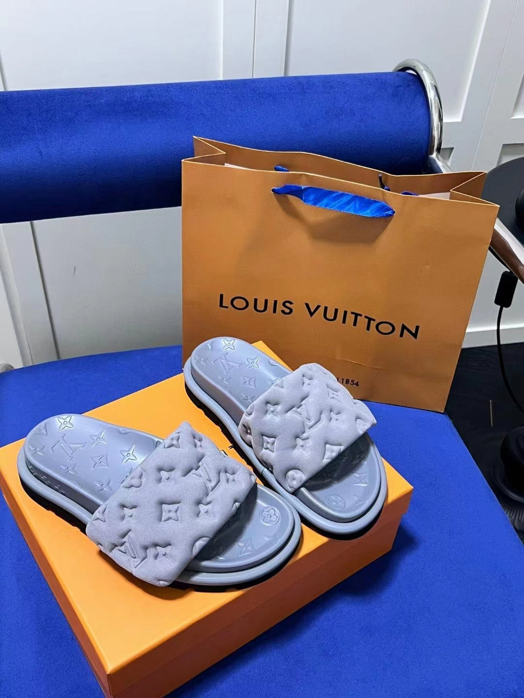 2023 VL Lovers' embossed slippers product image 5, provided for visual reference and product detail review