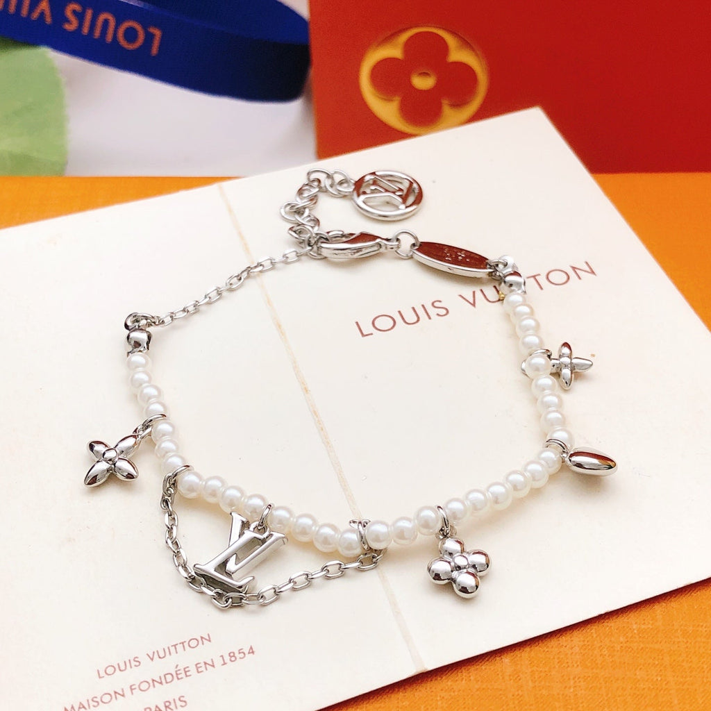 Pearl Heart Bracelet product image 3, provided for visual reference and product detail review